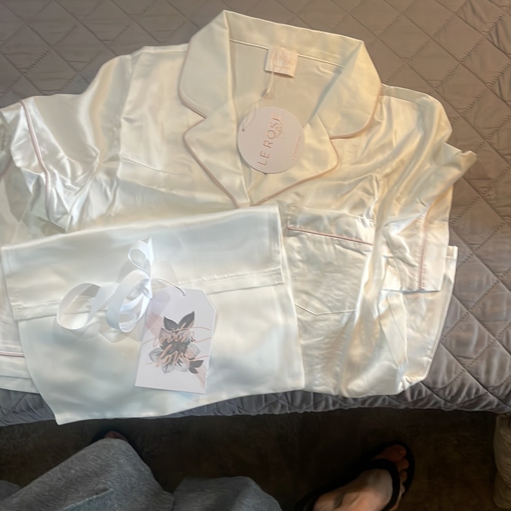 LE ROSE white with soft pink trim Macie satin pajama set - Picture 6 of 6